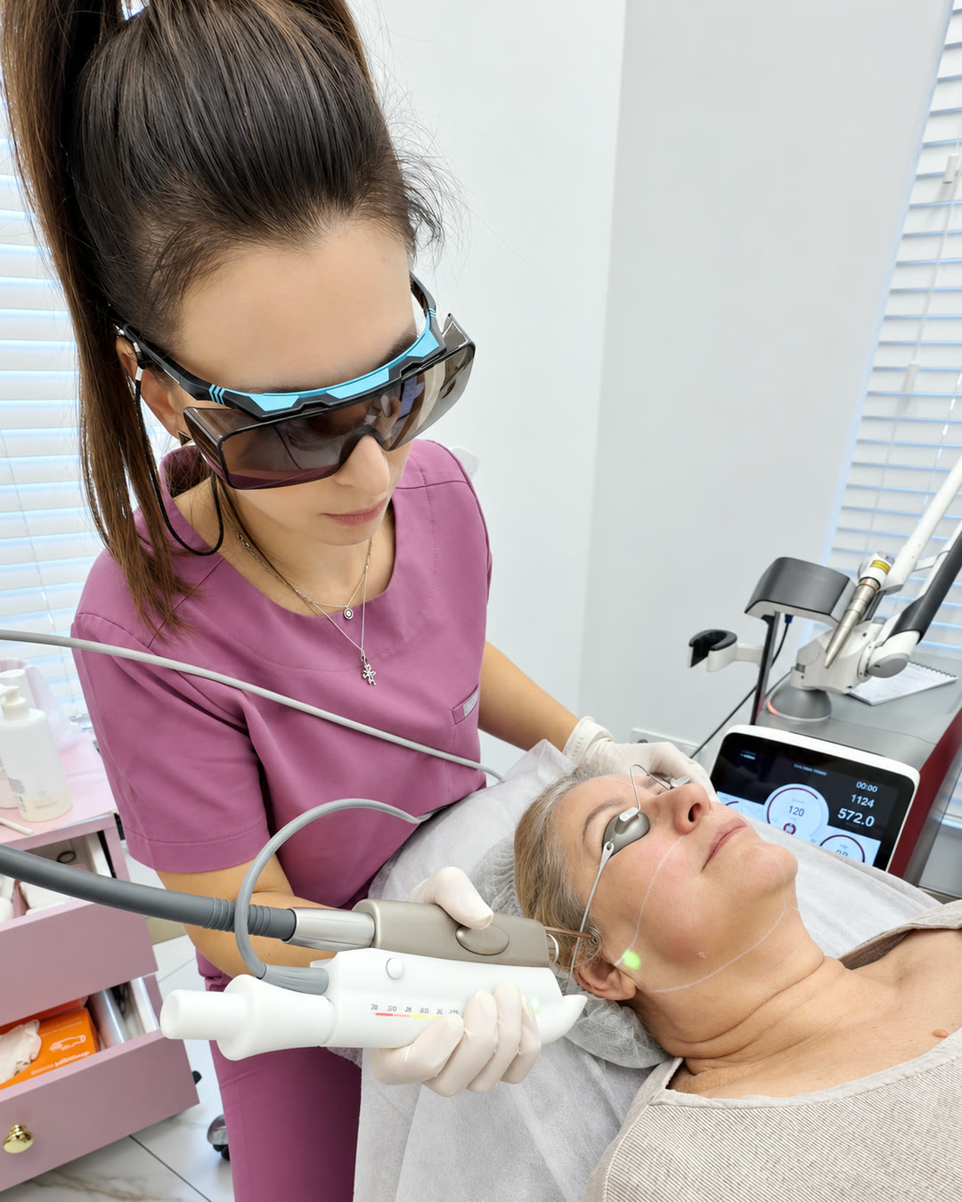 Specjalistka Beauty Sphere podczas zabiegu laserem Fotona